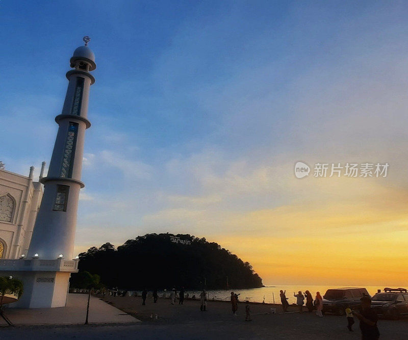 哈基姆清真寺海滩的日落但是巴东