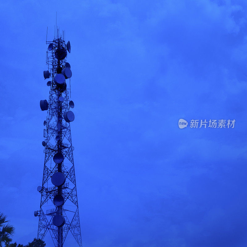 蓝色夜空中的通讯塔