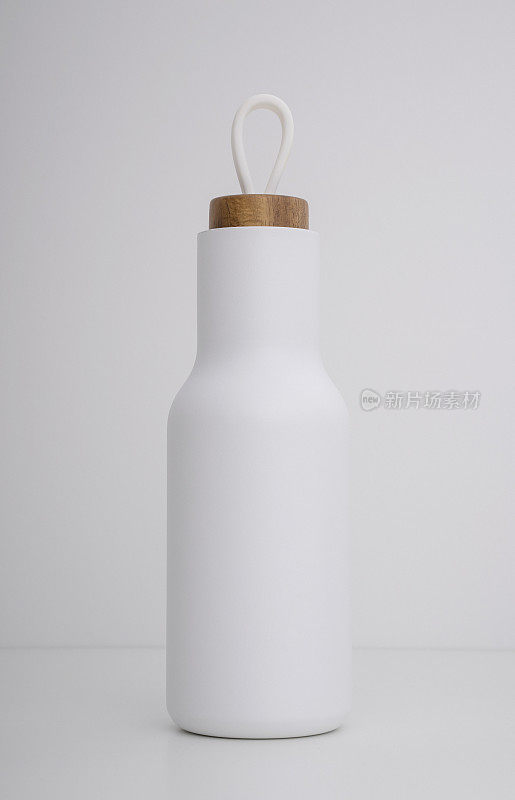 白色背景的现代水瓶