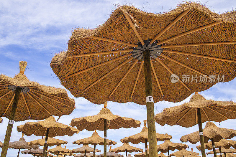 撒丁岛东北部坦卡曼纳海滩的沙滩伞