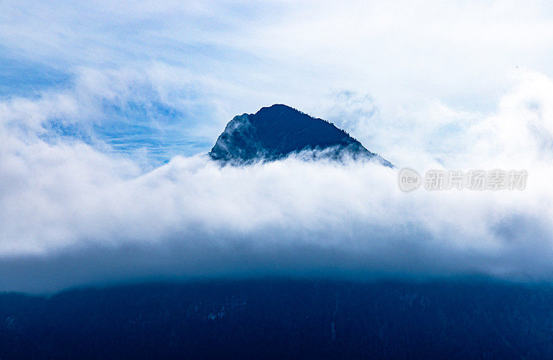 大雾中的阿尔卑斯山
