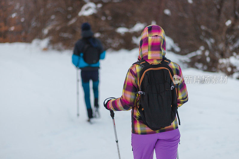 两个面目全非的徒步旅行者正从雪山上爬下来