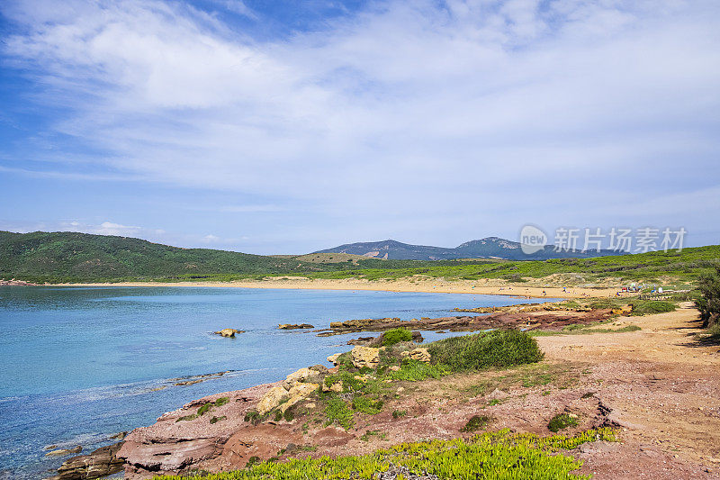 撒丁岛西北部费罗港的海湾和海滩