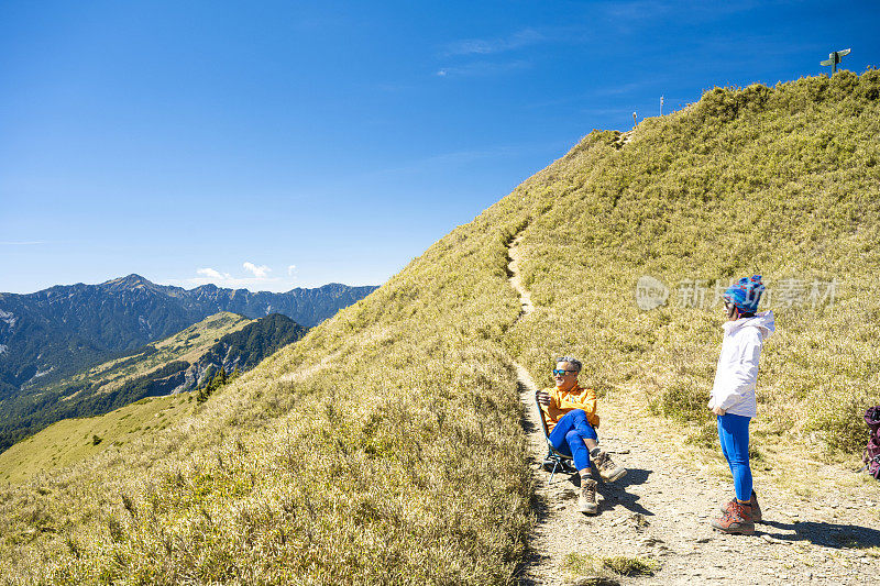 一位登山向导在山顶上休息。