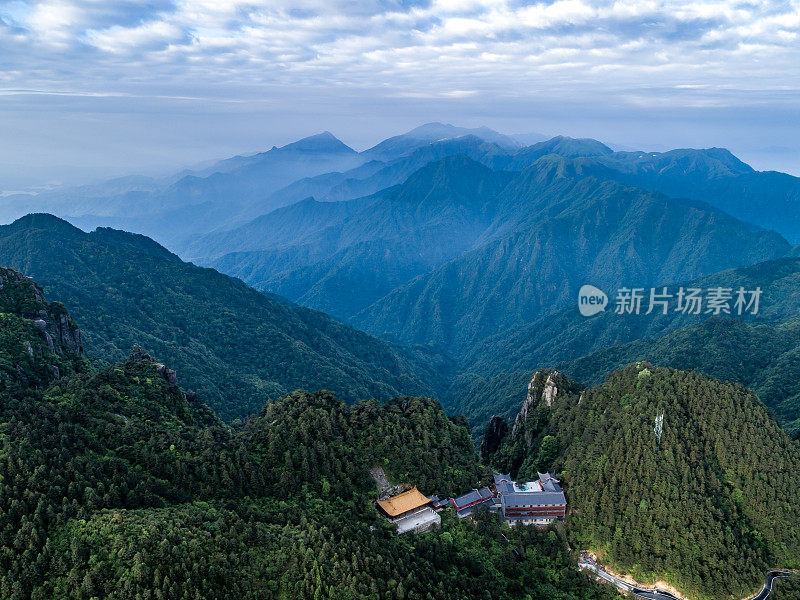 山地和绿色森林的航空摄影