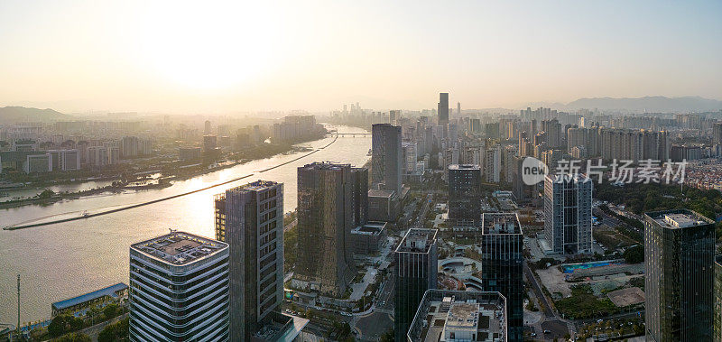 鸟瞰城市与河流在日落