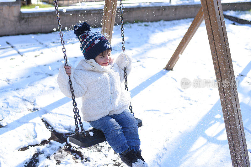 男孩在公园里玩雪