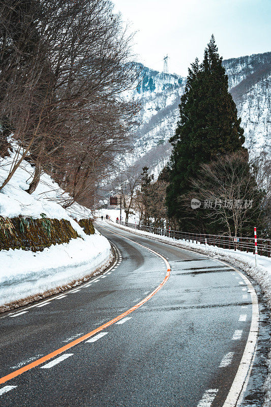 冬天白川乡的山路。