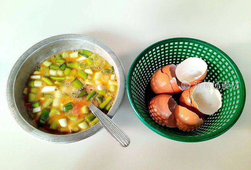 煎蛋卷和大蒜韭菜——食物准备。