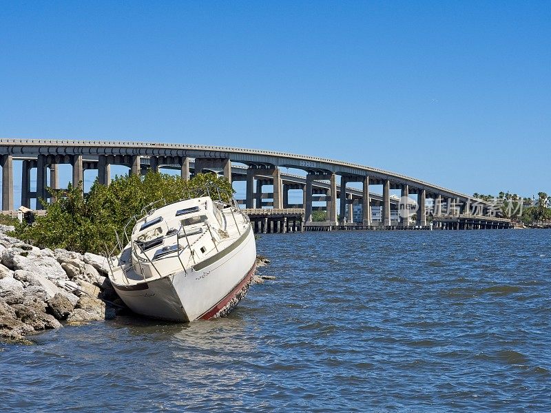 520号公路大桥横跨印第安河，一艘失事的帆船撞在岩石上