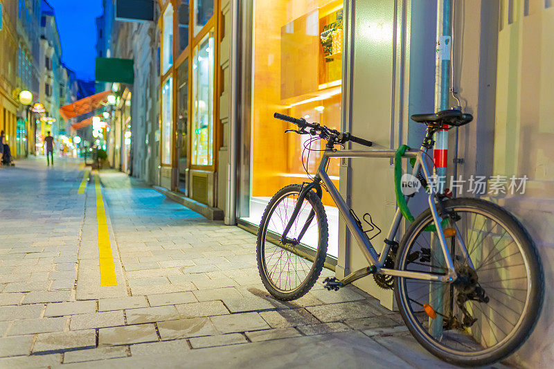 维也纳夜街上的自行车。奥地利