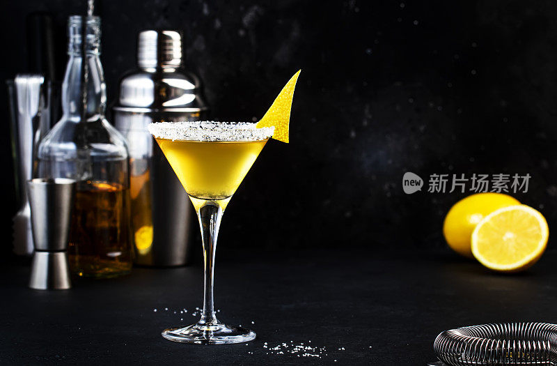 黄鸟鸡尾酒与白朗姆酒，白酒和酸橙汁在马提尼杯。黑色背景，复制空间