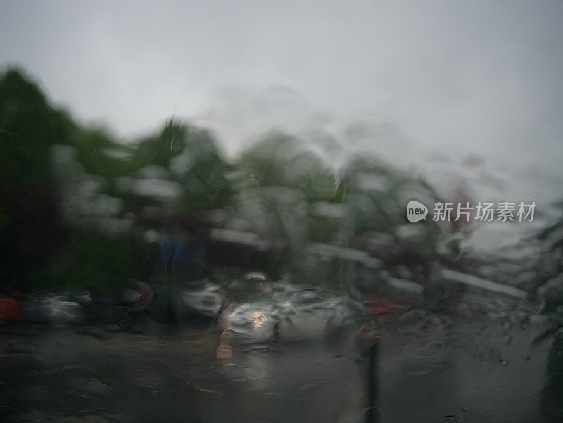 雨滴落在汽车上