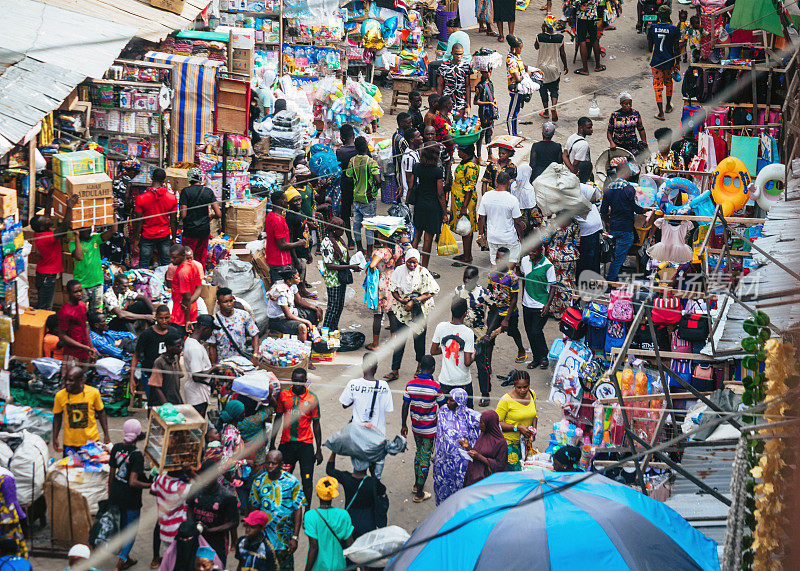 西非尼日利亚拉各斯繁忙的市场街道