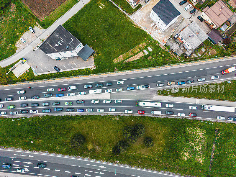 高速公路交汇处交通堵塞的鸟瞰图