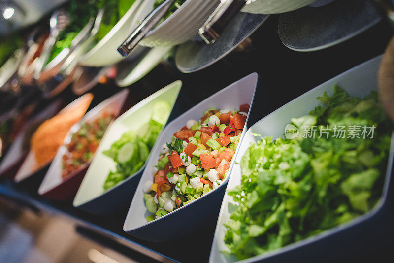 酒店餐厅的豪华沙拉自助餐。