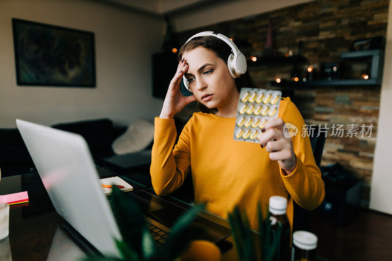 一名妇女正在网上预约医生，询问她在家服用的药物