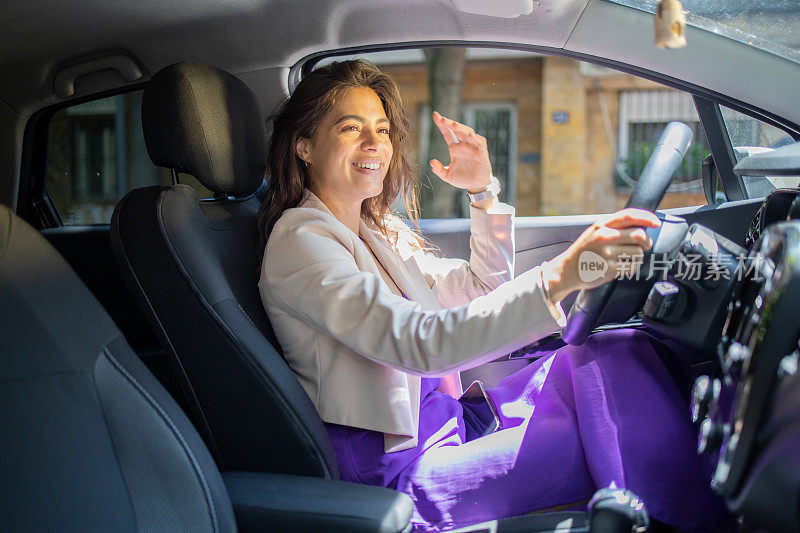 年轻女子正在开车