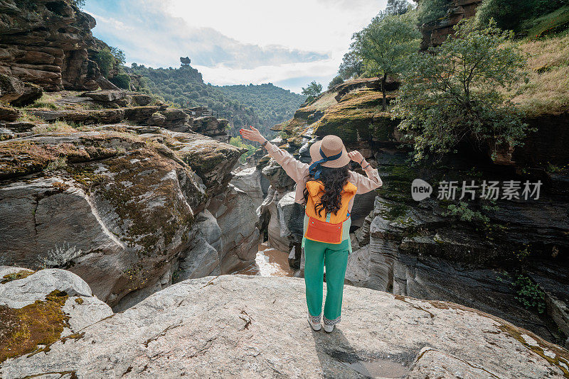 女旅行者女孩在乌萨克山谷的塔斯亚兰峡谷张开双臂