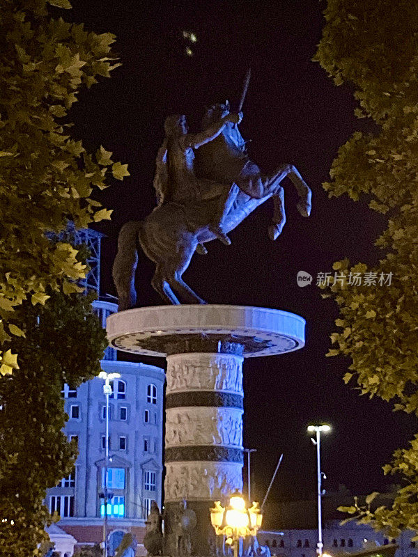 马其顿-斯科普里夜行-马其顿广场-勇士和马的雕像