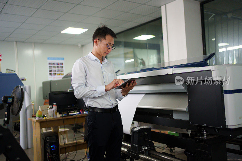 技术人员保持智能打印机平稳运行