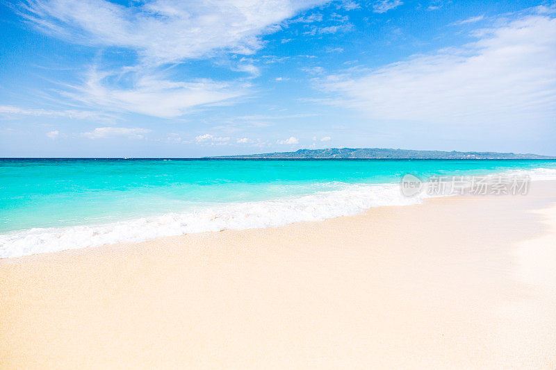 原始的绿松石海景在普卡海滩，长滩岛:白色的沙滩，清澈的海水，和蓝天。