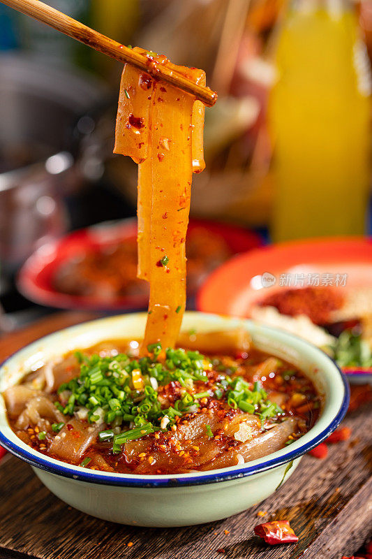 猫菜，即成都猫菜，是一道很受欢迎的中国四川菜，由肉和蔬菜混合而成