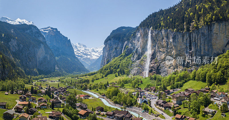 航拍全景图美丽的村庄Lauterbrunnen与Staubbach瀑布
