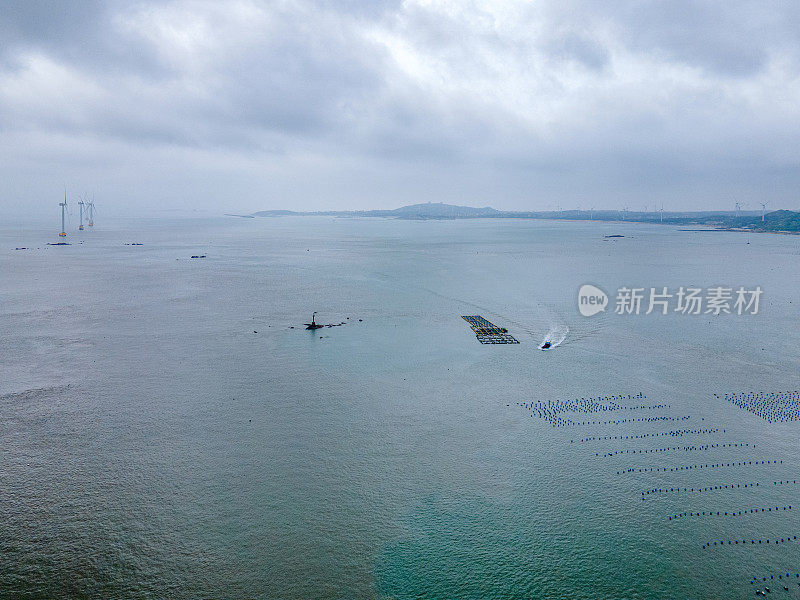 多云海面上的海鲜农场