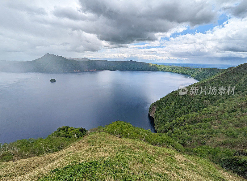 日本北海道的麻须湖和龟石岛