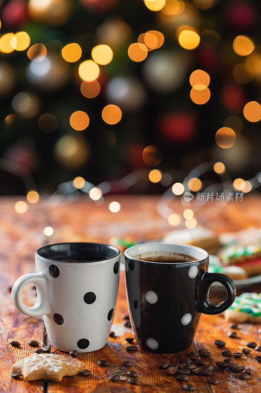 圣诞假期的两杯热咖啡