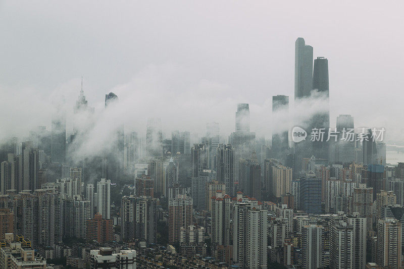 广州城市的天际线笼罩在雾中