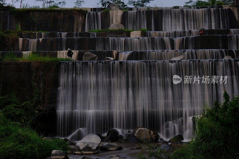 瀑布在慢速照片。柔和的白色瀑布。水流。岩石河中的慢动作水流