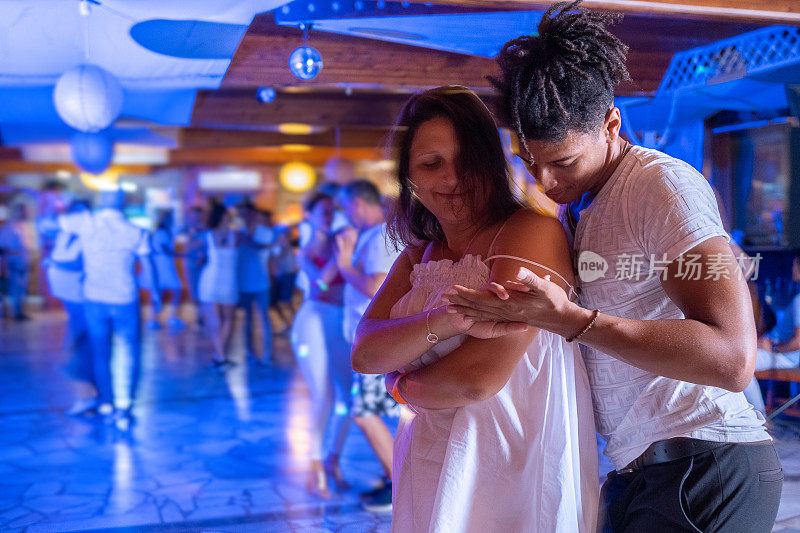 欢快的双人拉丁舞。