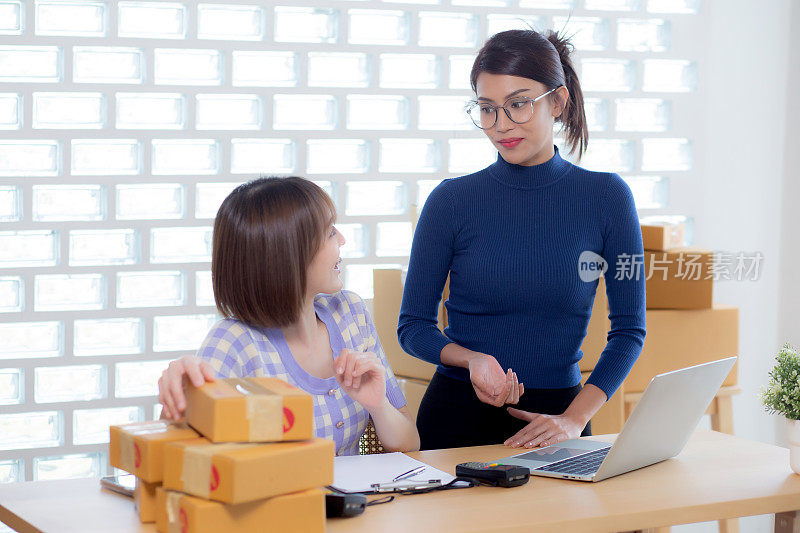 两名年轻的亚洲女性在网上销售送货服务，而另一名女性在家里用笔记本电脑查找信息，在网上送货，自由职业者做小企业或中小企业和零售。