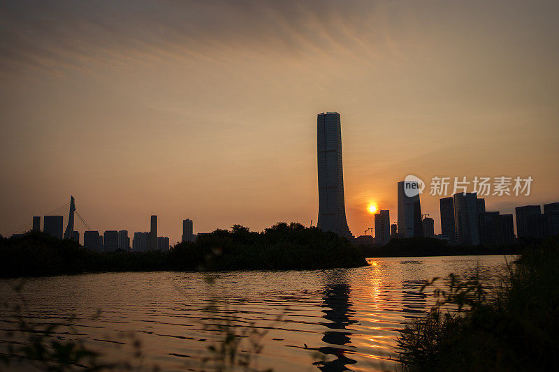 水边城市的日出景色