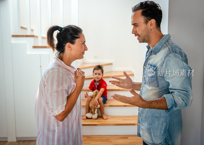 一对年轻夫妇在孩子面前吵架