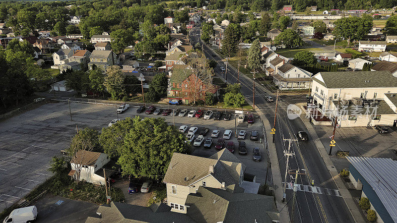 停车场和建筑住宅排列在宾夕法尼亚州沃尔纳波特历史街区的主街上。