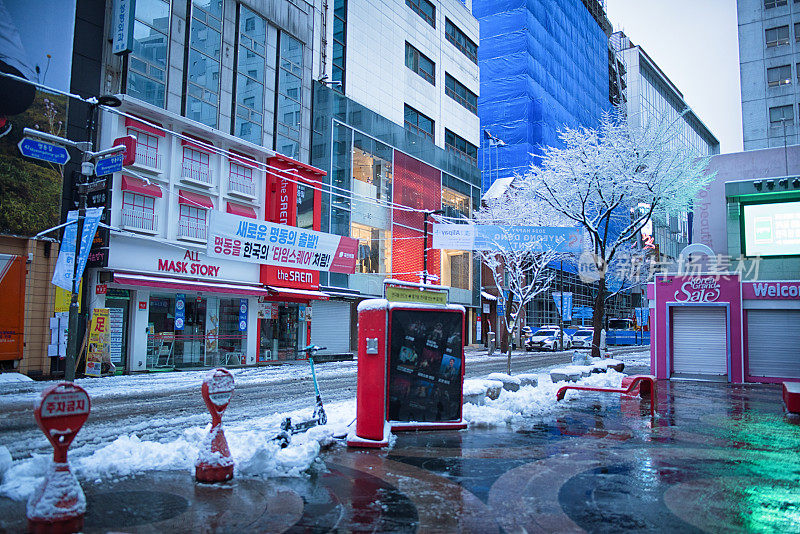 首尔明洞街的下雪天