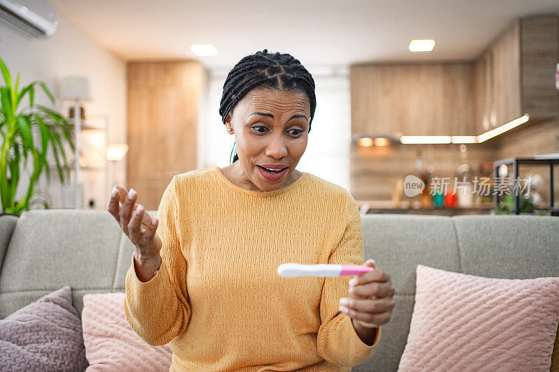 黑人妇女在家里得知她的验孕结果