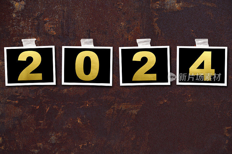 一排排2024年新年的照片贴在风化生锈的金属墙上