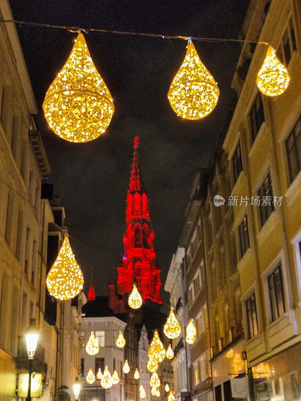圣诞节期间，人们走在比利时布鲁塞尔的街道上