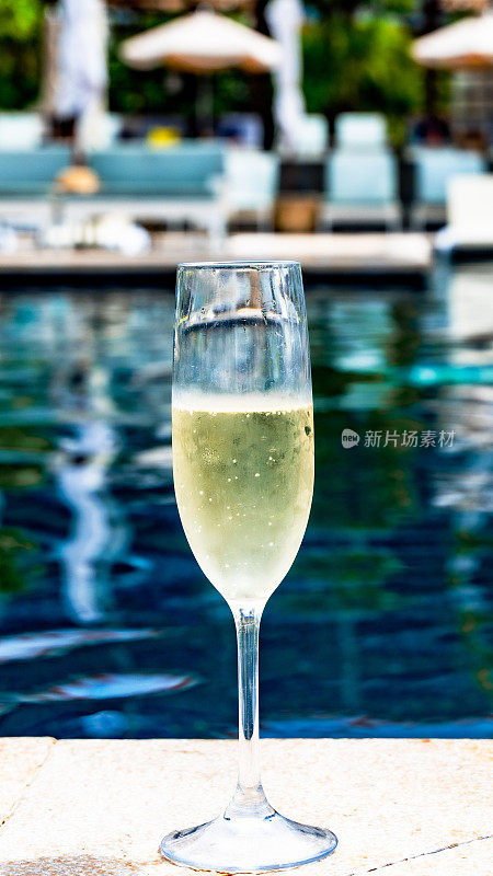 泳池里的香槟酒杯