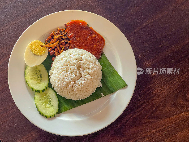 马来西亚椰奶饭，配鸡蛋、参巴、炸脆凤尾鱼、烤花生和黄瓜