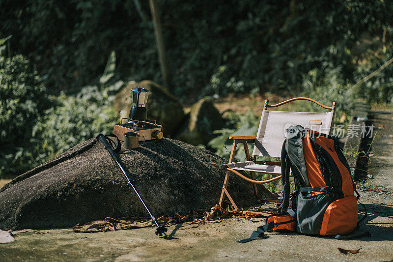 露营椅，登山杖，森林里的摩卡