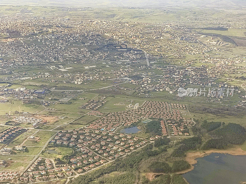 鸟瞰图的建筑物，住宅，道路在伊斯坦布尔欧洲一侧土耳其