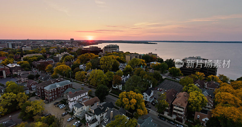 麦迪逊，威斯康辛州与门多塔湖在秋天的日落