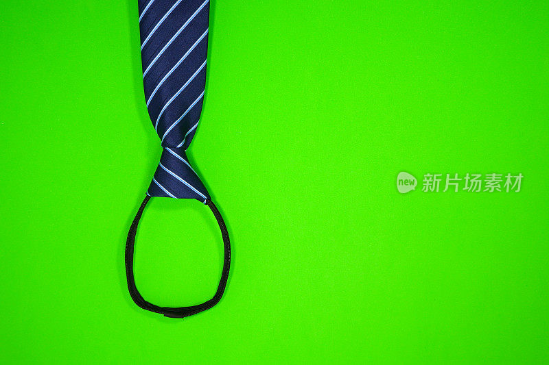 一条拉链领带孤立在绿色背景上，单一物体