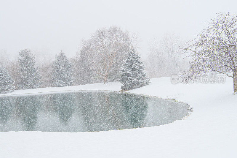 雪中的小湖，印第安纳州霍华德县