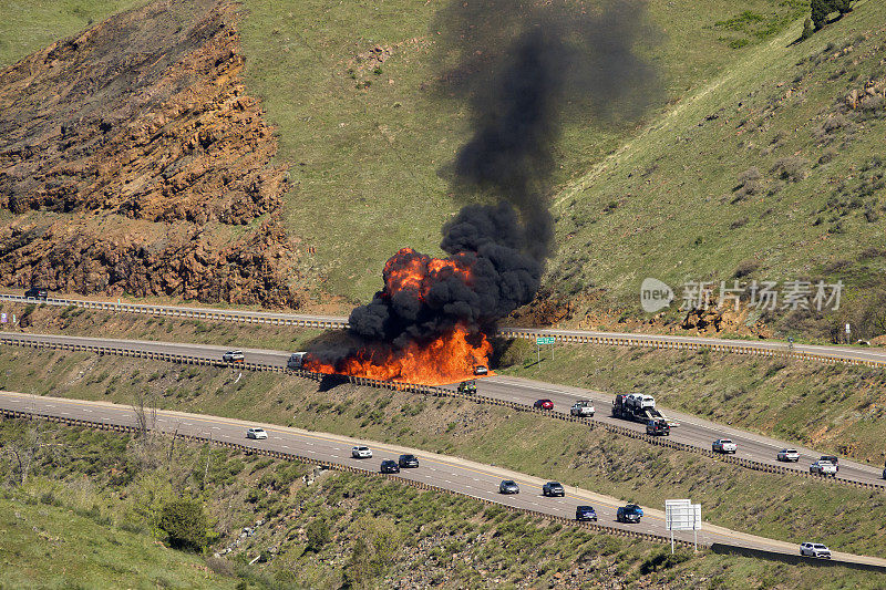 科罗拉多莫里森州际公路燃油车和SUV相撞燃烧爆炸